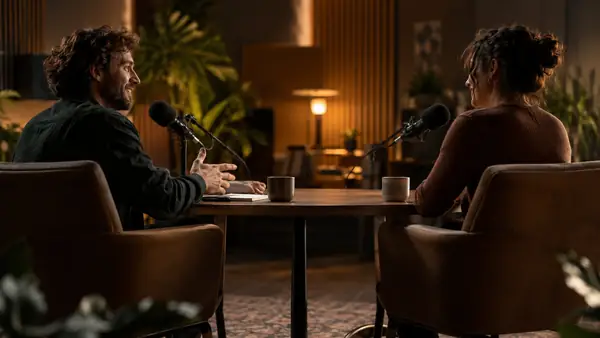 Interviewer im Gespräch mit einer anderen Person während einer Aufnahme